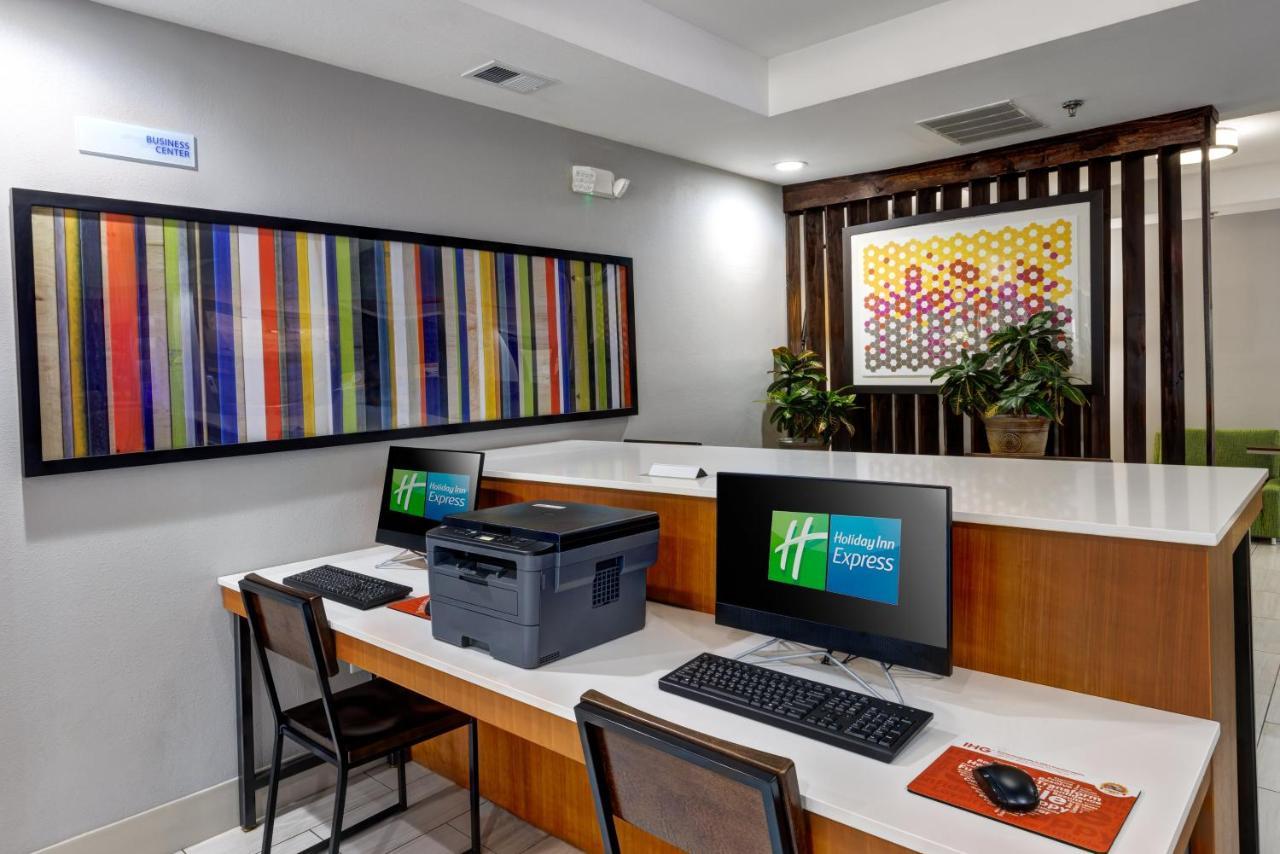 Holiday Inn Express Hotel & Suites Shelbyville By Ihg Exterior photo
