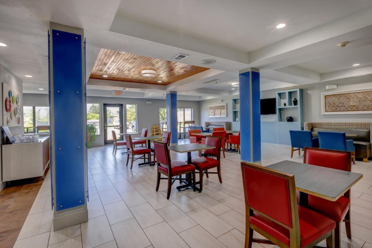 Holiday Inn Express Hotel & Suites Shelbyville By Ihg Exterior photo